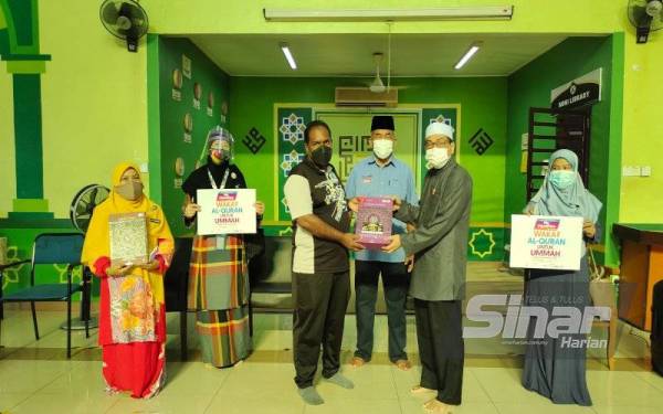 Penolong Kanan Pendidikan Khas, Imamshah Natharasah (tiga dari kiri) ketika menerima sumbangan set naskah al-Quran di surau SMK Seksyen 19 sambil disaksikan oleh Pengurus Tugas-Tugas Khas Kumpulan Karangkraf, Hashim Anang (tiga dari kanan) pada Rabu.