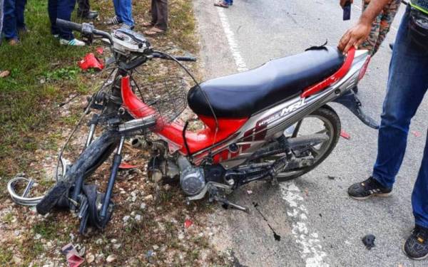 Keadaan motosikal mangsa selepas terlibat kemalangan ketika dalam perjalanan ke sekolah pada Rabu. - Foto ihsan PDRM