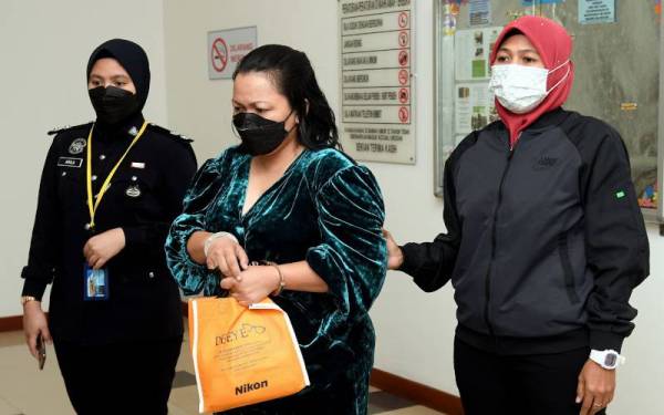 SHAH ALAM, 12 Jan -- Seorang bekas pekerja hiasan dalaman didakwa di Mahkamah Sesyen hari ini atas empat pertuduhan pengubahan wang haram berjumlah RM227,000, dua tahun lepas. Foto Bernama