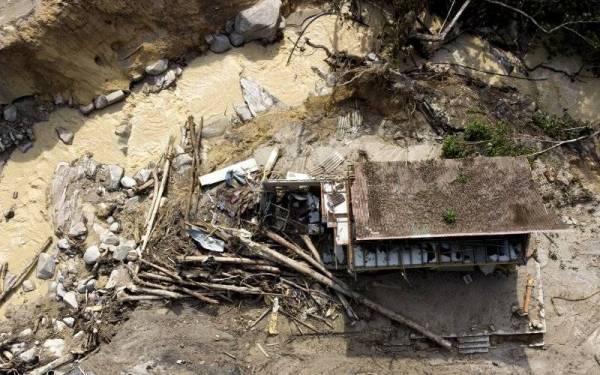 Gerai Majlis Daerah Jelebu yang terletak di Taman Eko Rimba Jeram Toi musnah dalam kejadian tanah runtuh dan banjir pada 20 Disember lalu. - Foto Bernama