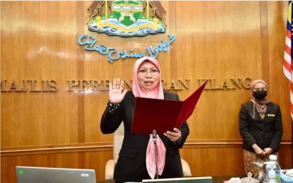 Noraini mengangkat sumpah sebagai YDP MPK baharu di Dewan Mesyuarat Raja Mahadi MPK, Klang pada Rabu.