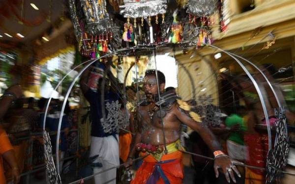 Upacara 'paal koodam' atau menjunjung belanga mengandungi susu, aktiviti sembahyang serta perjalanan pedati, dibenarkan tanpa libat acara ‘kavadi’ bagi perayaan Thaipusam kali ini. - Foto Bernama