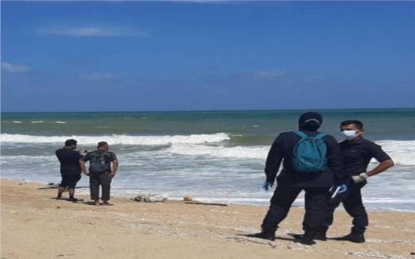 Polis melakukan siasatan di lokasi mayat reput yang ditemui di Pantai Seberang Takir, Kuala Nerus pada Rabu.