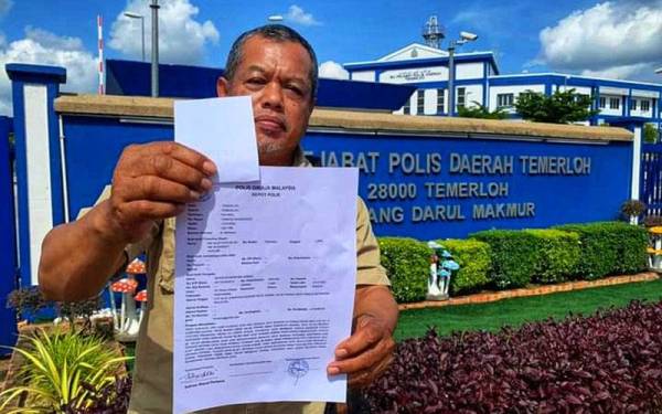 Khaidir bersama laporan polis yang dibuat di IPD Temerloh pada Selasa terhadap hantaran sebuah portal berita.