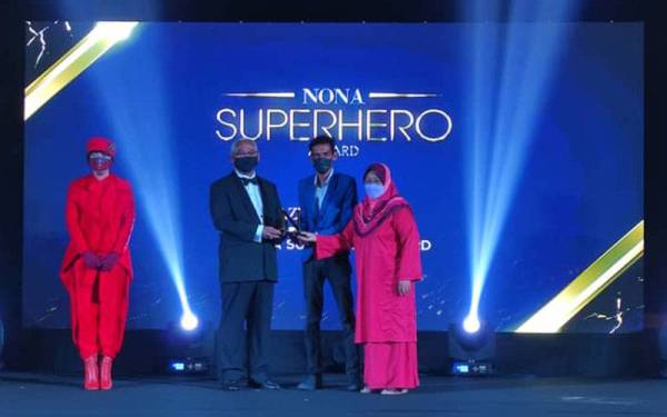 Azwan (dua dari kanan) ketika menerima Nona Superhero Award 2021 yang disampaikan oleh Menteri Pembangunan Usahawan dan Koperasi, Tan Sri Noh Omar (dua dari kiri) pada Rabu.