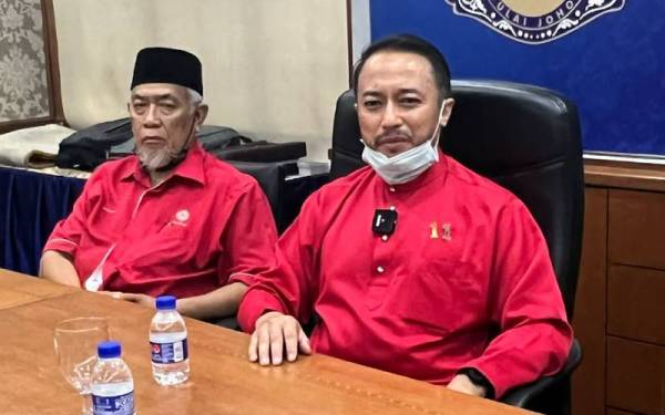 Isham (kanan) ketika ditemui pada Majlis Tautan Kasih Eratkan Silaturahim Veteran UMNO Johor di Kompleks Tan Sri Mohamed Rahmat di Johor Bahru pada Rabu.