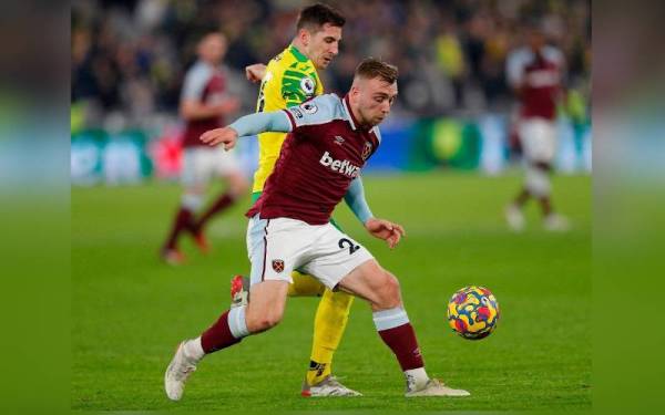 Penyerang West Ham, Jarrod Bowen (depan), mengawal bola melepasi pertahanan Norwich City pada Khamis. - Foto AFP