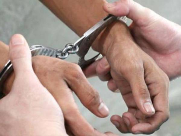 Tiga anggota polis ditahan kerana disyaki melakukan pemerasan terhadap seorang ejen jualan kenderaan pada Selasa lepas.