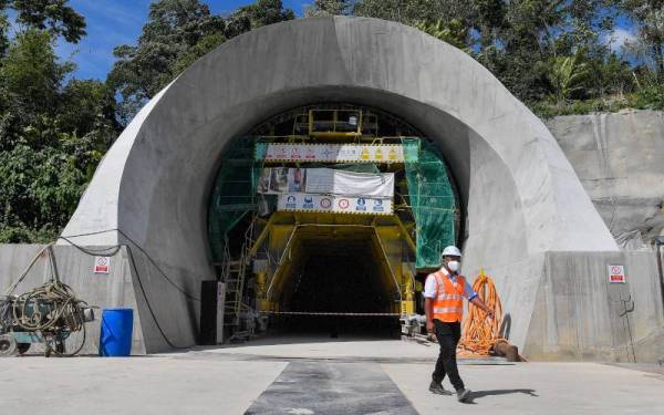 Terowong Genting ECRL merupakan terowong ECRL pertama yang menggunakan kaedah mesin pengorek terowong (TBM) berbanding kaedah gerudi dan letup yang telah digunakan untuk terowong-terowong ECRL yang telah siap. Foto Bernama