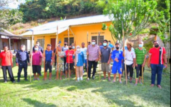 Roslina (tujuh dari kanan) bersama Ahli Dewan Undangan Negeri (ADUN) Galas, Mohd Syahbuddin Hashim (enam dari kanan) dan Choon Foo (dua dari kiri) semasa turun padang berjumpa penduduk orang asli di Pos Bihai, Gua Musang.