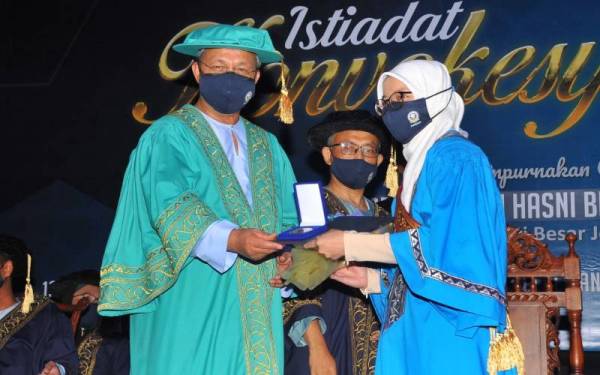 Hasni menyampaikan Anugerah Menteri Besar Johor kepada Muqarrabah Labiibah pada Majlis Istiadat Konvokesyen ke-20 Kolej Pengajian Islam Johor (Marsah) di Johor Bahru pada Khamis.