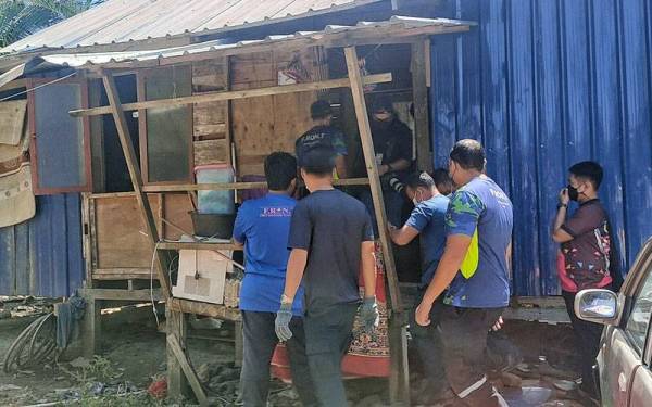 Inilah pondok usang yang didiami Syurnida Juliati bersama dua anaknya di Kampung Bukit Rambai, Melaka.