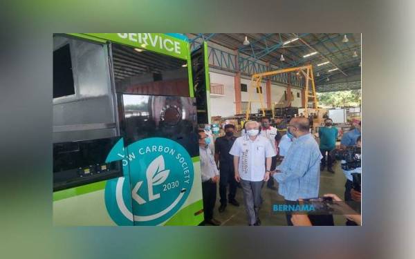 Ismail Sabri melawat kilang integrasi bas elektrik penuh Kumpulan SKSBus di Pulau Meranti di sini pada Jumaat. - Foto Bernama