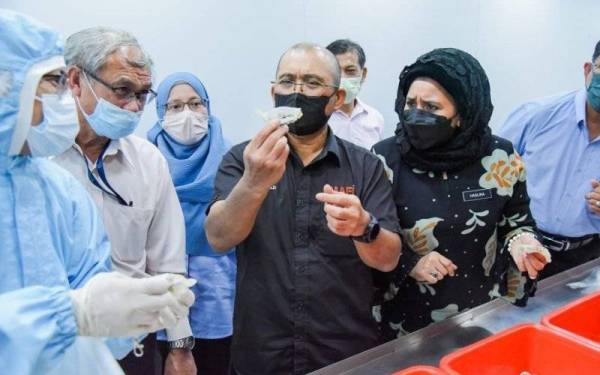 Ronald (tengah) bersama Ketua Setiausaha MAFI, Datuk Haslina Abdul Hamid (dua dari kanan) ketika mengadakan lawatan di loji pemprosesan SBW Beho Birdnest pada Khamis.