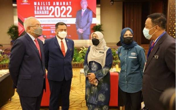 Mahdzir (kiri) ketika hadir pada Majlis Amanat Tahun Baharu 2022 KPLB di Putrajaya pada Jumaat.