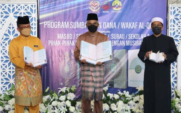 Program sumbangan dana dan wakaf al-Quran disempurnakan oleh Mohd Daud (tengah) di Masjid Wilayah Persekutuan pada Jumaat.