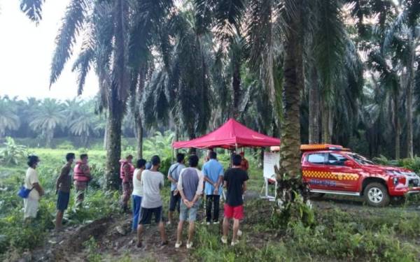 Pasukan bomba melakukan operasi SAR mencari kanak-kanak lelaki empat tahun dikhuatiri lemas ketika mandi sungai di Ladang Man Coon, Beluran.