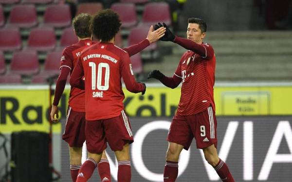 Lewandowski (kanan) meraikan jaringannya ketika membantu Bayern menewaskan Cologne 4-0.