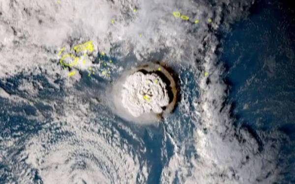 Imej satelit Himawawari menunjukkan letusan gunung berapi yang mencetuskan tsunami di Tonga. - Agensi