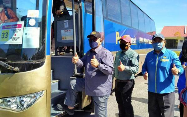 Mohd Zolkafly (kiri) bersama Zamri (tengah) dan Zulqarnain ketika menyempurnakan Majlis perasmian Bas Perak Sejahtera Peringkat Daerah Sungai Siput di Orang Asli One Stop Center, Bawong, Sungai Siput pada Ahad.