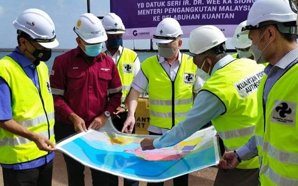 Ka Siong diberi taklimat sempena lawatan kerja beliau ke Pelabuhan Kuantan di sini pada Ahad.