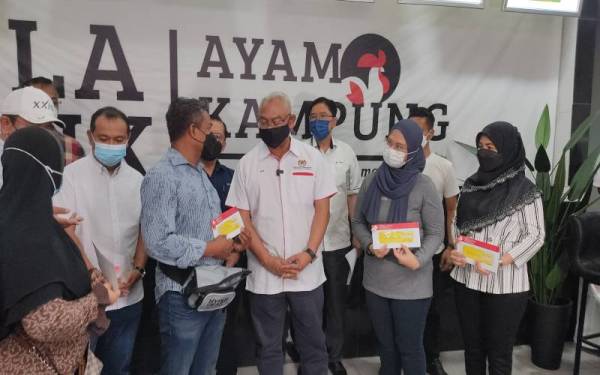 Noh (empat dari kanan) beramah mesra bersama usahawan TEKUN Nasional di di Kompleks KPPMS, Seksyen 3 di sini pada Ahad.