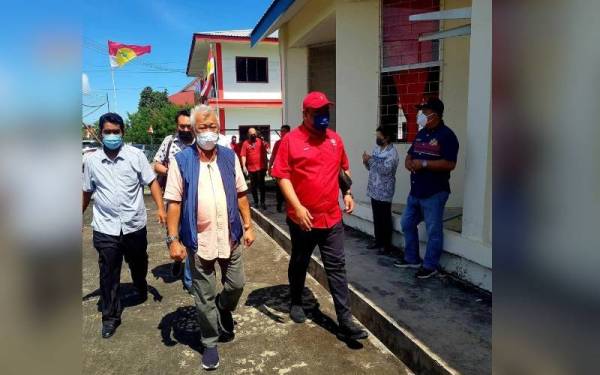 Bung Moktar ketika hadir pada perjumpaan bersama kepimpinan UMNO Bahagian Semporna di Pejabat UMNO Bahagian Semporna.