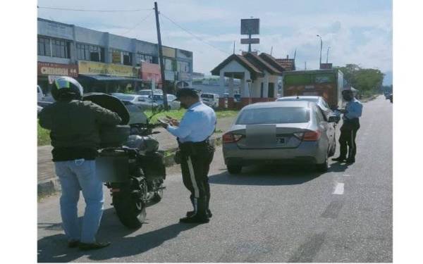 Polis mengambil tindakan terhadap pengguna jalan raya pada Ops Utama Kesalahan Potong Q dan Lampu Isyarat di lima buah daerah di Kedah. FOTO JSPT Kedah.