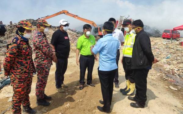 Kon Yeow (empat dari kiri) melawat Tapak Pelupusan Sampah Pulau Burung, Jalan Byram, Nibong Tebal pada Ahad.