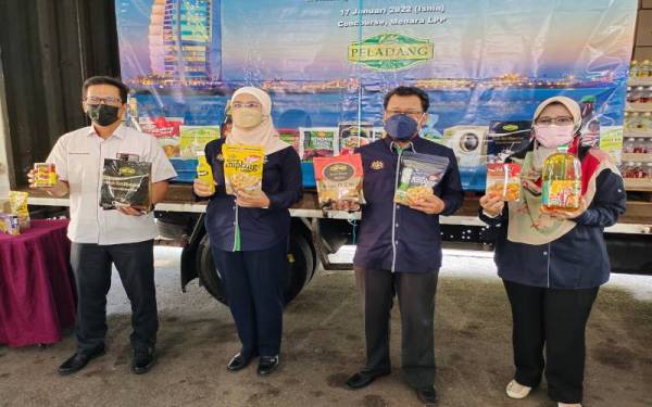 Che Abdullah (dua dari kanan) bersama Azulita (dua dari kiri) dan Baharozaman (kiri) mempamerkan produk jenama Peladang selepas Majlis Pelancaran Produk Peladang ke Ekspo 2020 Dubai pada Isnin.