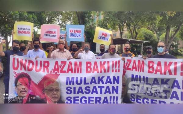 Salahuddin (tengah) diapit Naib Presiden Amanah, Datuk Mahfuz Omar (kiri) dan ADUN Taman Templer, Sany Hamzan (kanan) bersama 20 ahli parti selepas menghantar memorandum kepada Ismail Sabri di Pejabat Perdana Menteri, dekat sini pada Isnin.