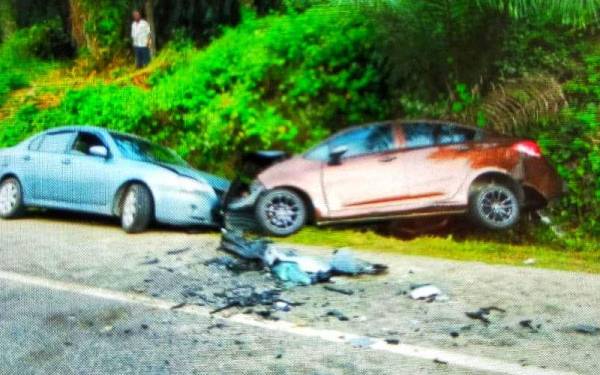 Antara kenderaan yang terbabit dalam nahas tersebut di KM 18 Jalan Lipis-Benta pada Isnin. -Foto ihsan PDRM