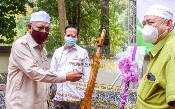 Ahmad (kiri) menandatangani plak perasmian Dataran Datuk Bentara di Taman Eko Rimba Bukit Bakar pada Isnin. Turut kelihatan, Abdul Khalim (kanan).- Foto Bernama