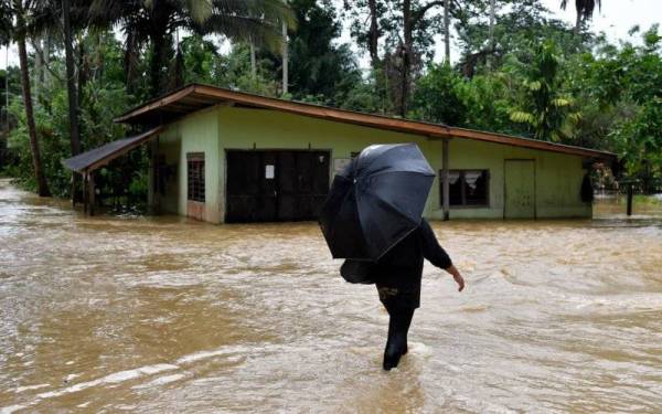 Sebanyak 97.1 peratus Ketua Isi Rumah (KIR) yang berdaftar di pusat pemindahan sementara (PPS) telah menerima bayaran Bantuan Wang Ihsan (BWI) bagi banjir gelombang pertama setakat ini. - Foto Bernama 