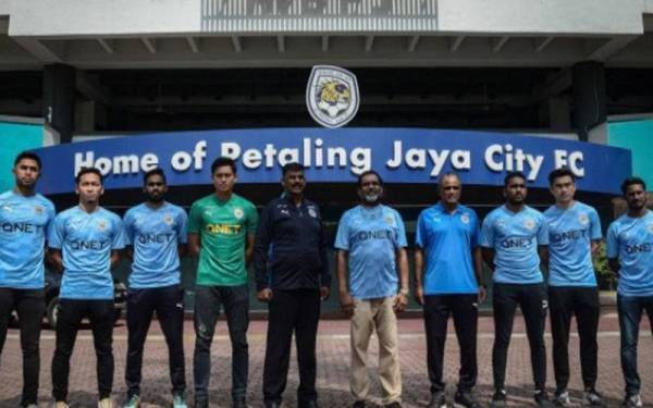 Ketua Pegawai Eksekutif Petaling Jaya City bergambar bersama pemain baharu PJ City FC.