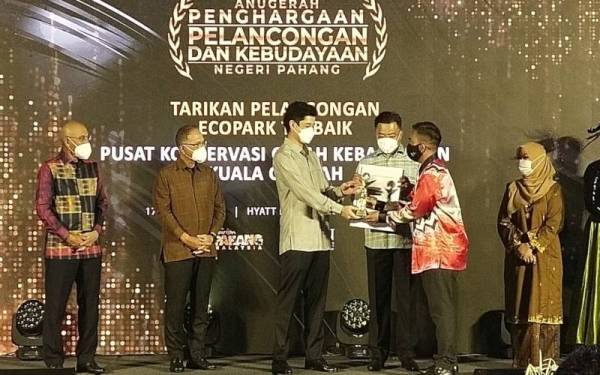 Mohd Sharkar (tiga,kanan) bersama Wan Rosdy, Dr Sallehuddin dan Shahaniza mengiringi Tengku Hassanal Ibrahim Alam Shah menyampaikan anugerah kepada penerima pada Pelancaran 'This Is Pahang 2022-Unlimited dan Malam Penghargaan Pelancongan dan Kebudayaan Negeri Pahang di sini pada Isnin.