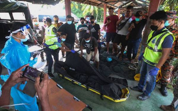 Mayat PATI tragedi bot karam di perairan Pulau Pisang dibawa ke Jeti Pontian Besar pada petang Selasa.