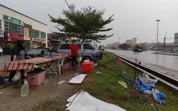 Keadaan khemah gerai Yasmin yang diterbangkan ribut dalam kejadian di Bandar Meru Raya pada Isnin