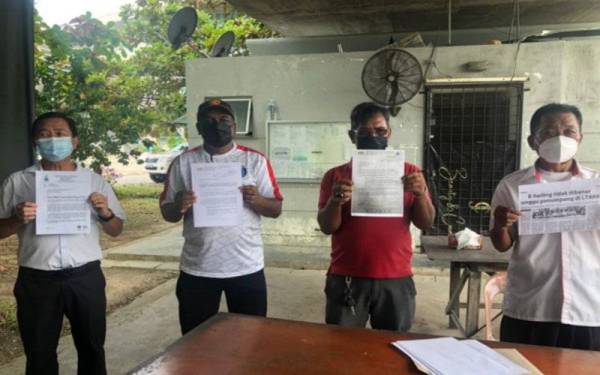 Shamsuddin (dua dari kiri) bersama pemandu teksi KKIA yang lain menunjukkan surat kelulusan geo fencing ketika hadir pada sidang akhbar di KKIA, Kota Kinabalu.