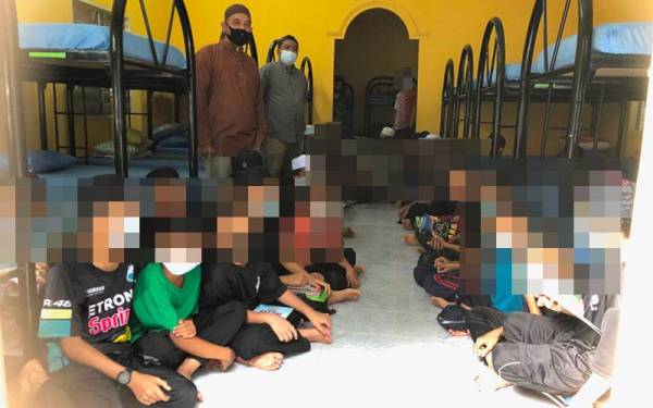 Para pelajar duduk di dalam bilik asrama mereka di Pondok Darul Syahadah. FOTO: SINAR HARIAN