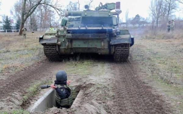 Seorang anggota tentera simpanan Pasukan Pertahanan Wilayah Ukraine menjalani latihan tempur antikereta kebal berhampiran Kharkiv. - Foto: Agensi