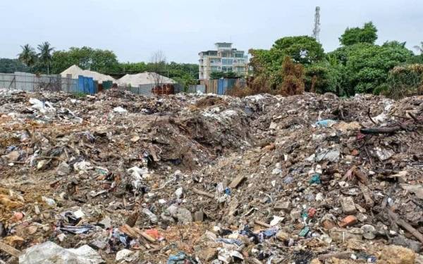 Pihak bomba mengambil masa empat hari untuk memadamkan kebakaran sampah haram di Jalan Kuala Selangor berhampiran Kompleks Penjara Sungai Buloh, Kuang.