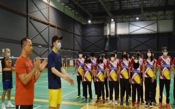 Rexy dan Choong Hann pada majlis penyerahan 18 pemain skuad junior ke skuad senior negara pada Selasa. Foto: Badminton Association Malaysia