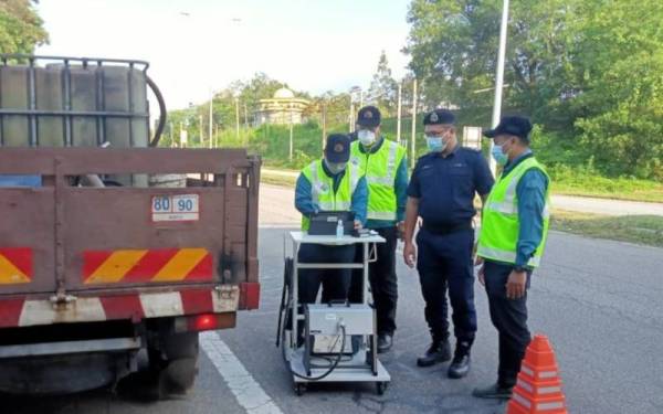 Antara kenderaan yang diperiksa dalam Operasi Bersepadu Bahagian Siasatan Dan Penguatkuasaan Trafik (BSPT), IPD Hulu Terengganu dan JAS Terengganu di kilometer (KM) 8 Jalan Kuala Berang - Ajil pada Selasa. Fotto:Ihsan JSPT Terengganu