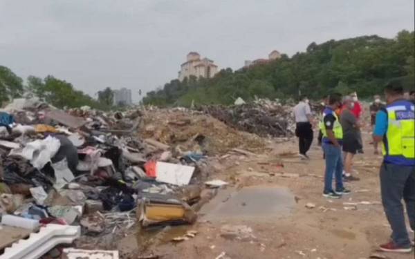 Keadaan di lokasi pembuangan sampah haram di BK8 yang dijadikan tapak pembuangan sampah haram.