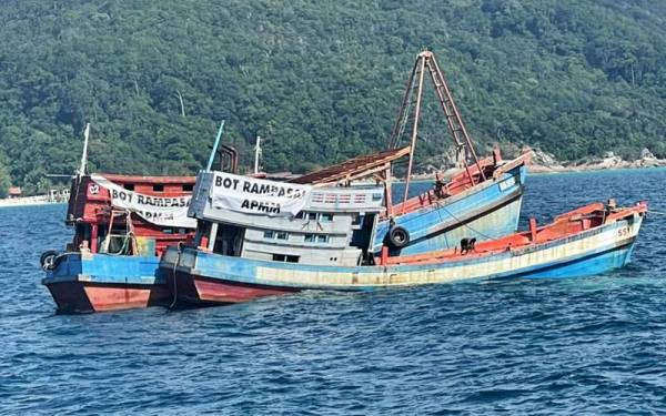 Empat bot nelayan Vietnam yang dilucut hak ditenggelamkan untuk dijadikan tukun di Pulau Redang.