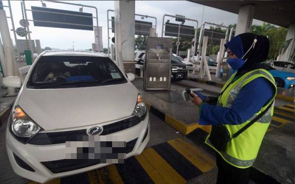 Petugas PLUS Malaysia Berhad (PLUS) menguruskan pengguna jalan raya yang gagal melepasi laluan sistem Teknologi Identifikasi Frekuensi Radio (RFID) ketika tinjauan di Plaza Tol Setia Alam, pada Rabu. - Foto Bernama