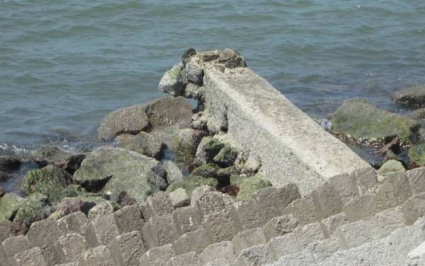 Saluran daripada kilang yang didakwa membuang sisa buangan ke laut.