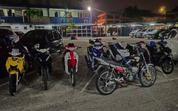 Motosikal yang ditahan dalam Operasi Samseng Jalanan di LPT 1 dibawa ke Balai Trafik Kuantan untuk tindakan lanjut. Foto: FB Polis Trafik KUANTAN.