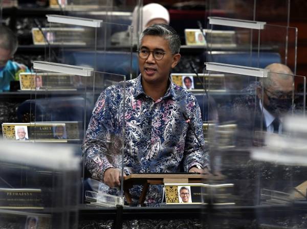 Tengku Zafrul berucap pada Mesyuarat Khas Penggal Keempat, Parlimen ke-14 di Bangunan Parlimen hari ini. -Foto Bernama